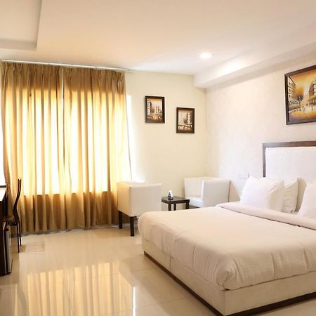 Kingdom Hotel Moga Экстерьер фото